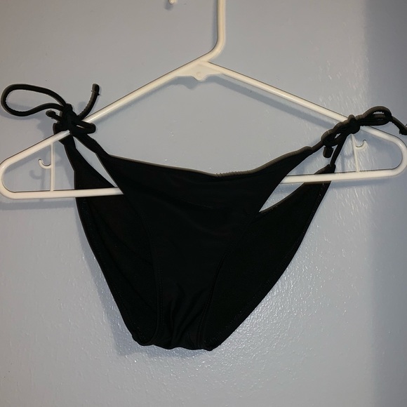 Bikini - Picture 2 of 2